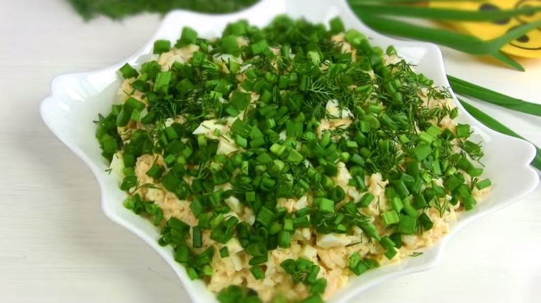 Простой и быстрый морской салат из скумбрии на каждый день