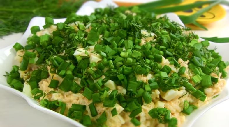 Простой и быстрый морской салат из скумбрии на каждый день