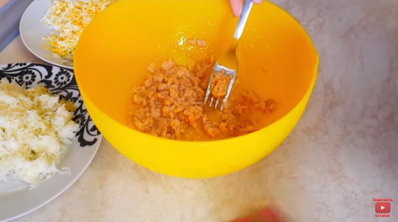 Салат с куриным феле без майонеза и закуска с печенью трески