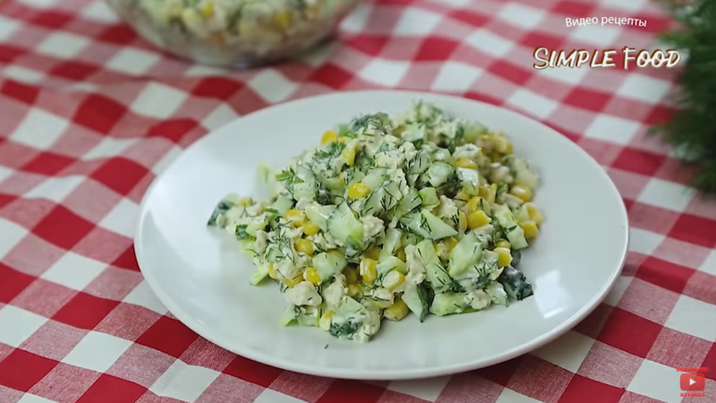 Необычный салат из обычных огурцов с куриной грудкой – приготовьте его прямо сейчас, это очень вкусно и сочно