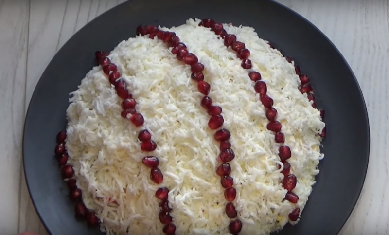 Оригинальный слоеный салат с крабовыми палочками и киви