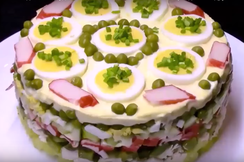 Слоеный оливье с крабовыми палочками