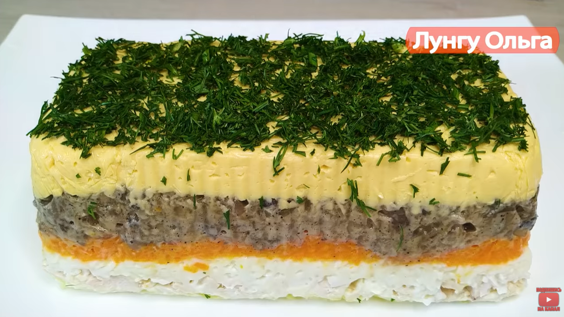 «Королевский» салат на Новый год – в майонез добавили желатин, уложили продукты слоями. «Царь» вашего застолья.