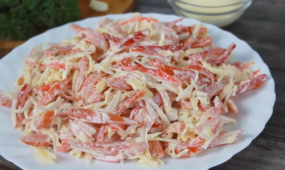 В нашей семье обожают «Красное море». Это вкусный, сочный и нежный салат, и ничего варить не надо, 5 минут – и он на столе.