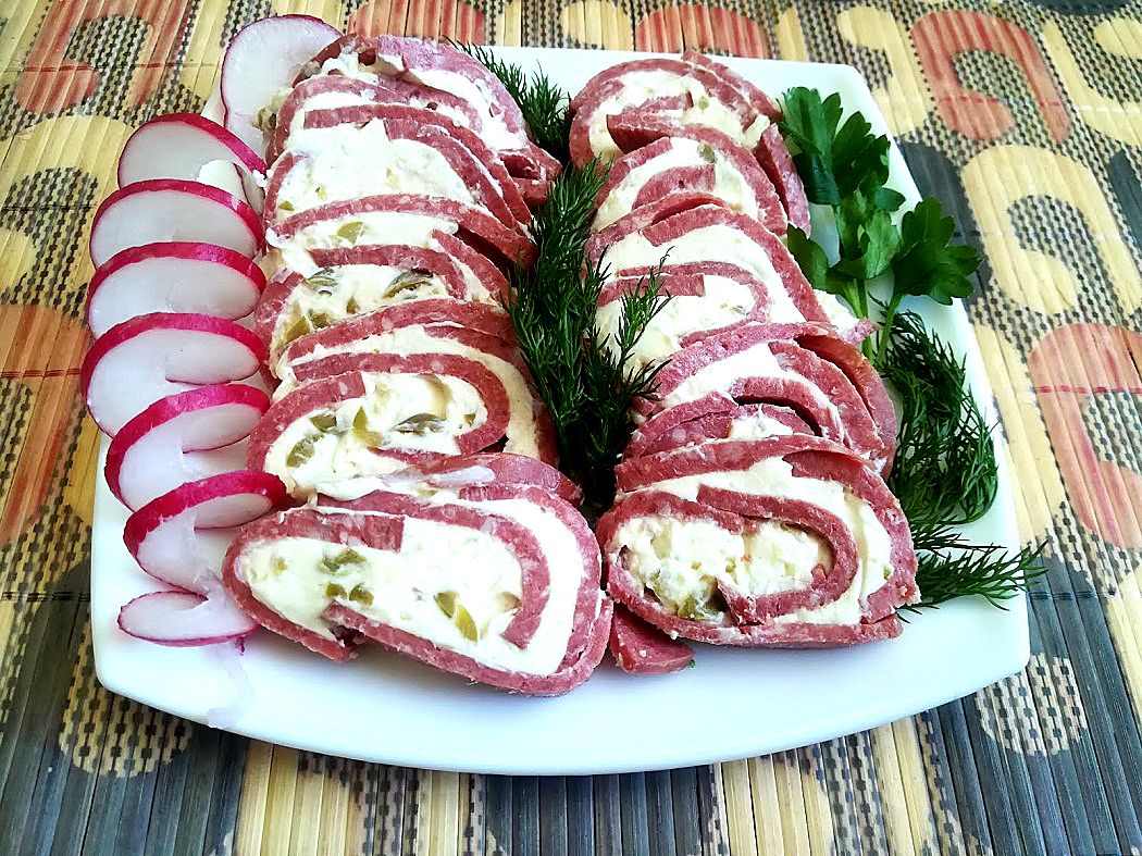 Рулет с салями и плавленым сыром
