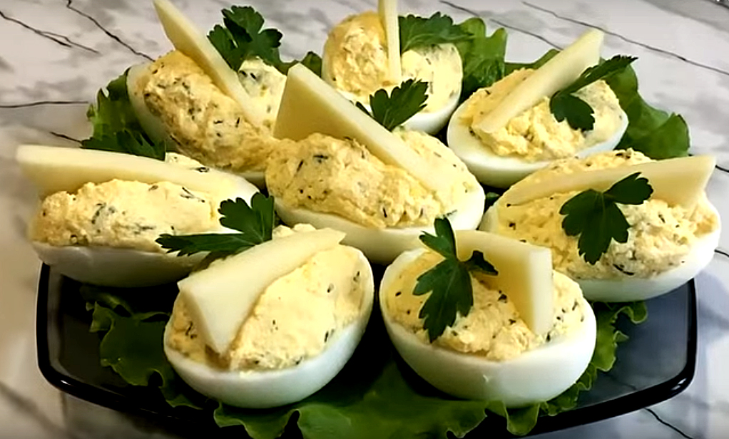 Яйца с ароматной сырной начинкой